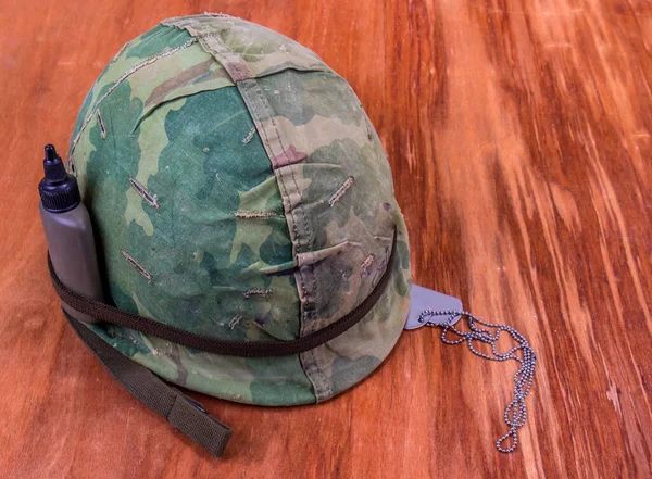 Old Vietnam Vet Helmet Jungle Green Camouflage Cover — Stock Photo, Image