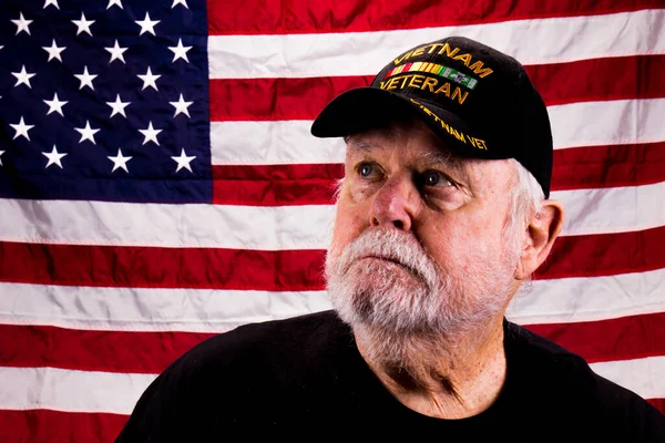 Vietnam Veteraan Met Ruwe Baard Zoek Omhoog Met Amerikaanse Vlag — Stockfoto