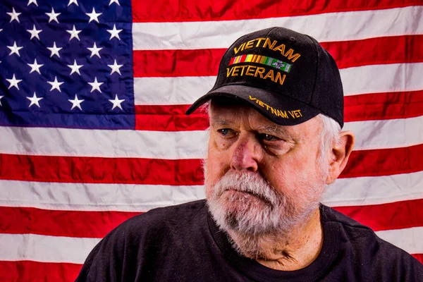 Vietnam Veteran Looking Away Suspiciously American Flag Bac — Stock Photo, Image