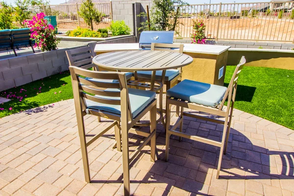 Rear Yard Setting Mit Hohem Patio Tisch Stühlen Mit Kissen — Stockfoto