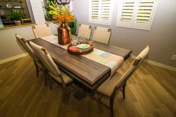 Comedor Moderno Con Mesa Madera Sillas Altas —  Fotos de Stock