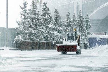 kar temizleme makinesi yolun temizler