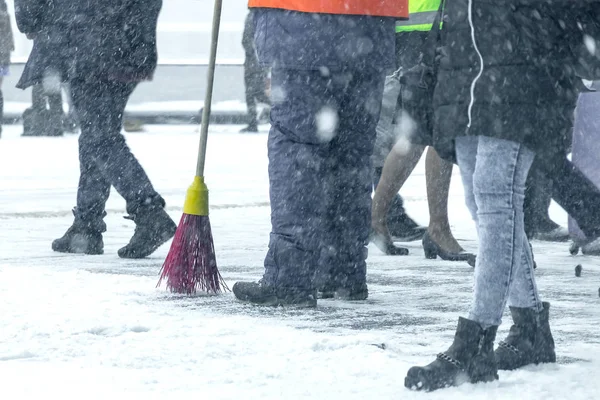 Bir adam kar yoldan temizler.