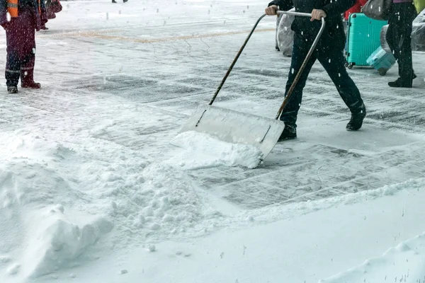 一个人从雪中清理道路 — 图库照片