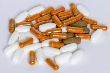 Çok renkli hap ve kapsül beyaz arka plan üzerinde.