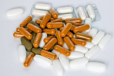 Çok renkli hap ve kapsül beyaz arka plan üzerinde.