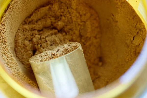 Bir kutu protein ölçme kaşık. Spor ve beslenme.