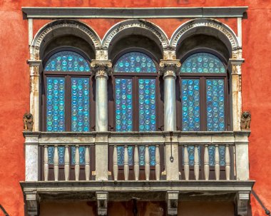 Venedik eski bir evde balkonda penceresiyle