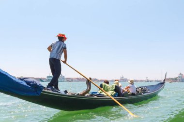 Gondolcu bir gondol Venedik İtalya kanallar aracılığıyla üzerinde turist rides.