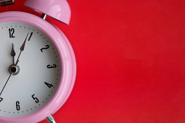 kırmızı bir arka plan, yakın çekim, boş tasarımcılar için çalar saat