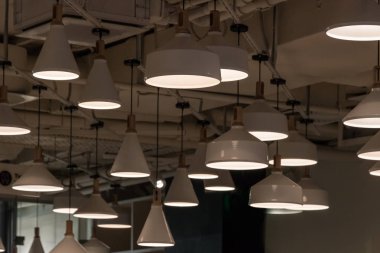 Yukarıdan asma birçok farklı lambalı.