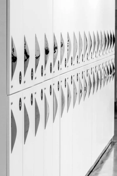 Beyaz rengi onların ait tutmaya çalışan için ofiste dolapta. İç tasarım konsepti.