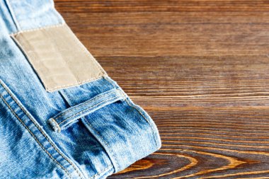 Ahşap masa zemin üzerine mavi jeans