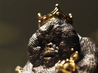 Bronz bir maymun başkanı.