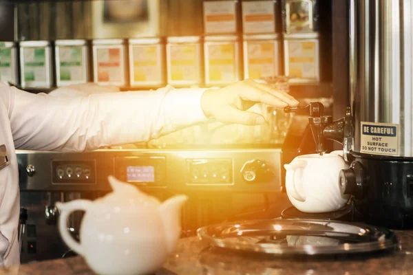 Barmen çaydanlık sıcak su dökülen. Tonlama, Instagram.