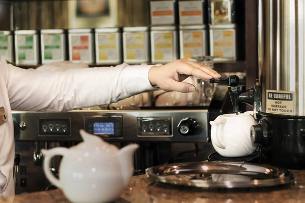 Barda barmen sıcak su su ısıtıcısı dökülen..