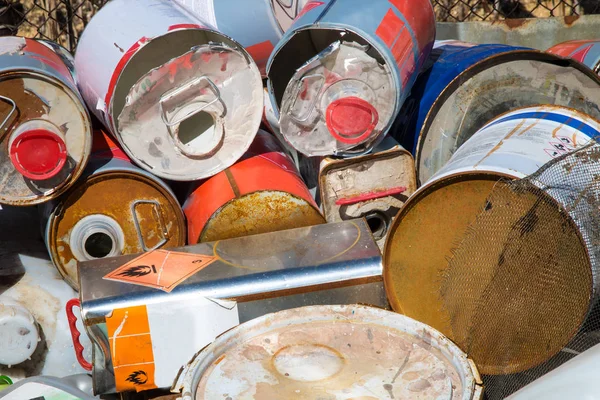 Bir yığın boş boya kutuları