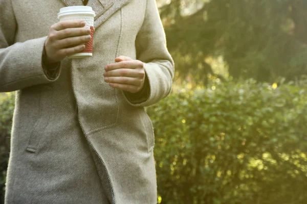 Kağıt bardak paket servisi olan restoran tutan genç adam. Sabahları sıcak kahve içiyor.