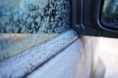 güzel Don desenleri arabanın camına.                               