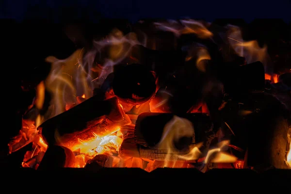 Kırmızı Odun Fırınına Alev Alev Yanan Alevlerle — Stok fotoğraf