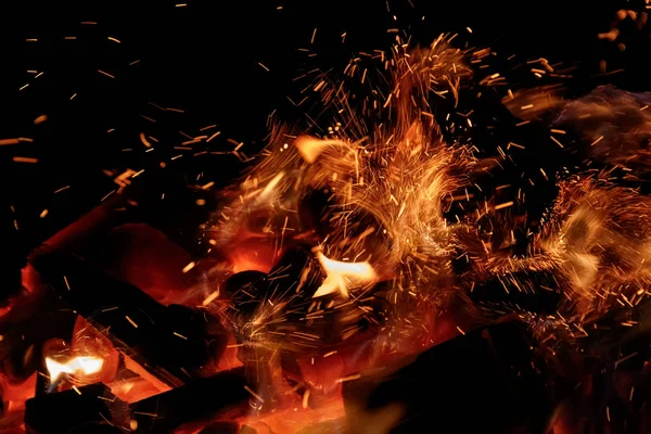 Kıvılcımlar havada uçan ile yanan kömürlerin yakın çekim