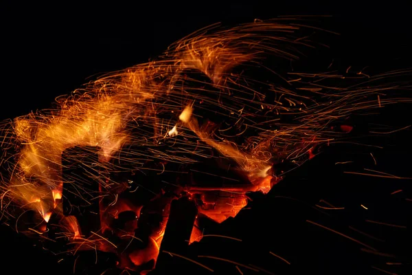 Chispas Voladoras Carbones Rojos Exposición Las Brasas Rojas Calientes Brillan —  Fotos de Stock