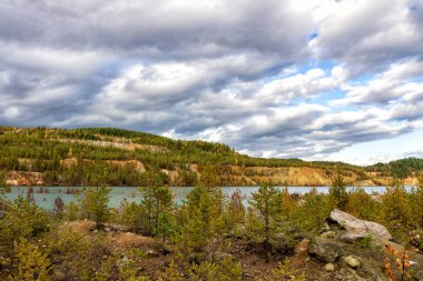 Göl kenarındaki renkli orman ile sonbahar manzara. Güzel sonbahar ağaçlar Orman Gölü çevresinde. Hiking kavramı.