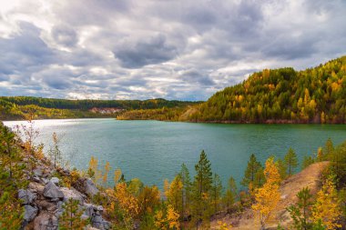 Göl kenarındaki renkli orman ile sonbahar manzara. Güzel sonbahar ağaçlar Orman Gölü çevresinde. Hiking kavramı.