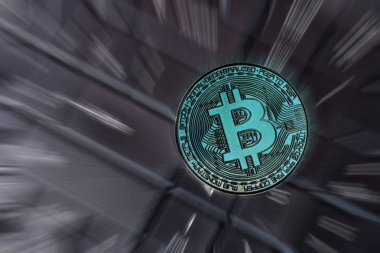 Dizüstü bilgisayar efekti üzerinde Bitcoin. Bitcoin değerini sonbaharda kavramı.