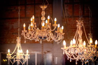 Klasik Avizeler eski duvarlar ve Windows arka plan üzerinde. Eski iç oda.