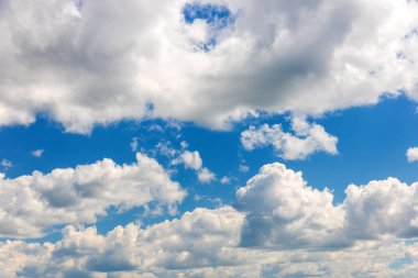 Beyaz bulutların üstünde mavi gökyüzü. Arka plan.