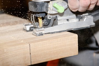 Adam kesilmiş bir elektrikli testere yakın çekim bir ahşap tahta.