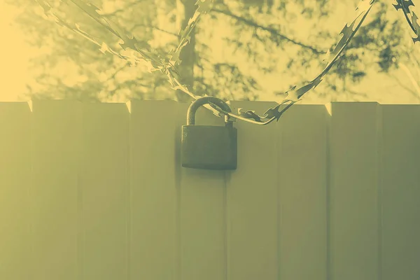 Dikenli tel çit, üstüne kilit telgrafla asılı, yasak bölge, dur, tonlama, instagram