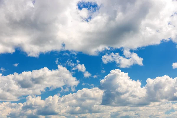 Beyaz bulutların üstünde mavi gökyüzü. Arka plan.