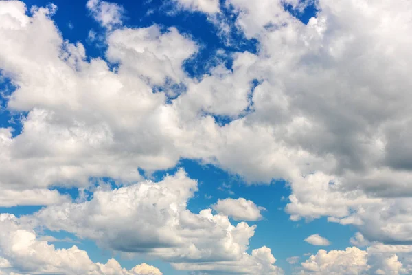 Beyaz bulutların üstünde mavi gökyüzü. Arka plan.