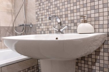 Beyaz temiz banyo lavabo musluk parlak ve taş Sabunluk ile.