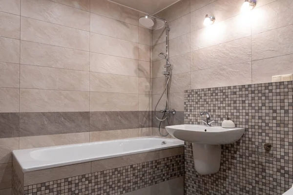 お風呂 シャワー トイレ付きのモダンなバスルームのインテリア — ストック写真
