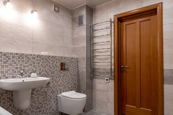 modern banyo küvet, duş ve tuvalet ile iç