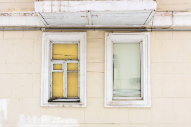 iki eski pencere balkon çatı altında eski bir evde