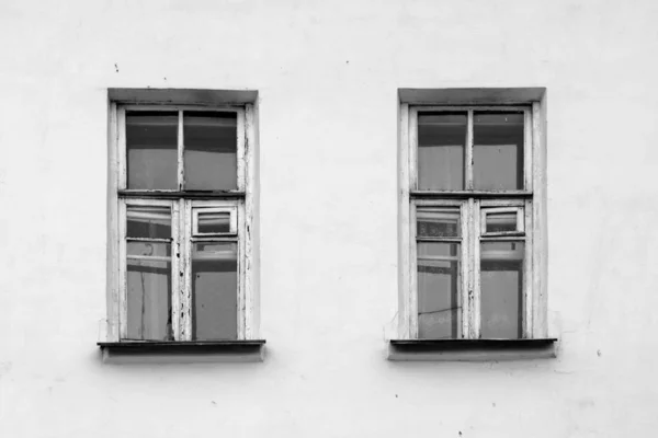 Due Vecchie Finestre Una Vecchia Casa Bianco Nero — Foto Stock