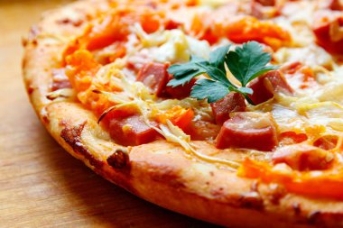 Yönetim Kurulu yakın domates peynir ve yeşillik ile ev yapımı pizza