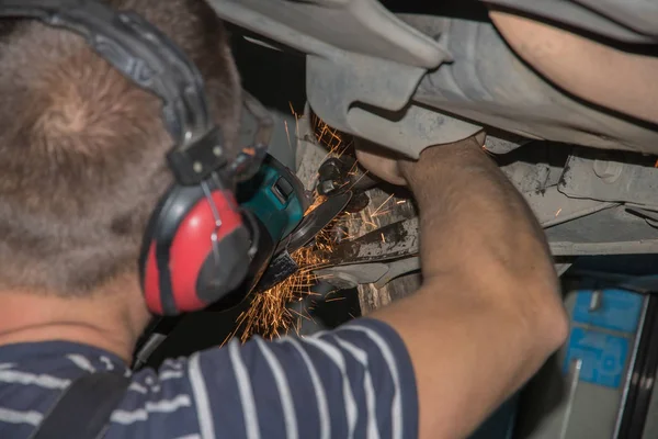 garajda araba mekanik çalışma açısı öğütücü