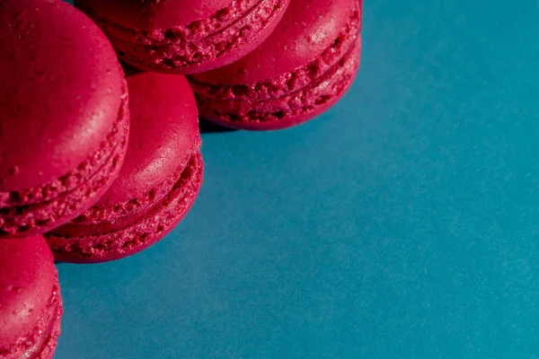 mavi bir arka plan üzerinde macaroons kıpkırmızı
