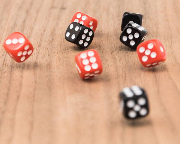 Играть в кости за деревянным столом, играть в рулетку. Концепция игровой зависимости, развлечения
.