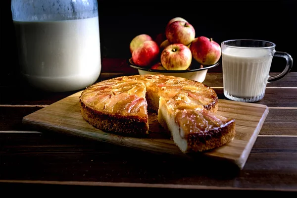 Naturaleza Muerta Tarta Manzana Con Manzanas Leche Sobre Fondo Oscuro Imágenes de stock libres de derechos