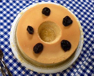 Kuru erik ile süslenmiş bir lezzetli süt puding