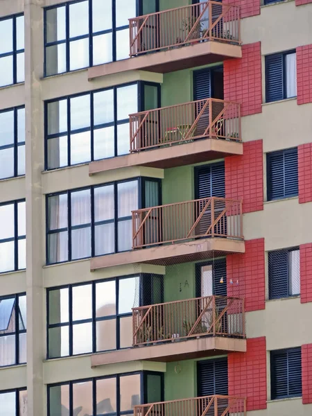Детали Фасада Жилого Дома Металлическими Балконами — стоковое фото