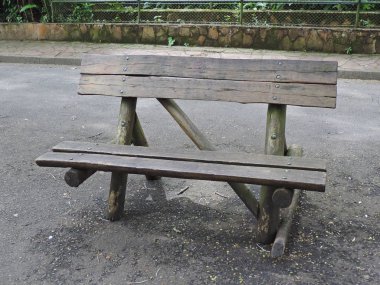 Bir parkta eski rustik ahşap Bank