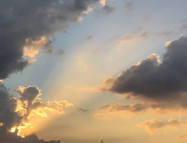 Солнечный Луч Освещает Облачное Вечернее Небо — стоковое фото