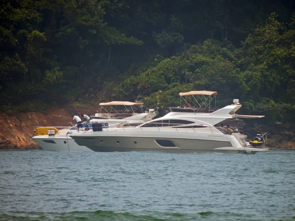 Motorboote Ankern Auf See Der Nähe Einer Insel — Stockfoto
